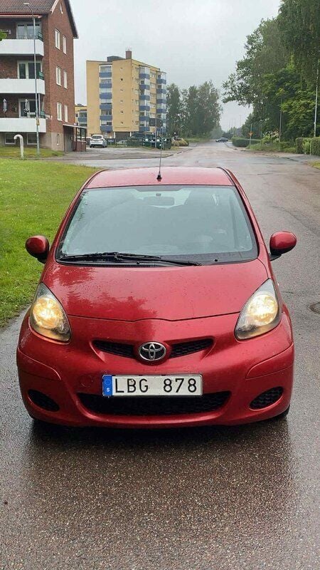 Mörkröd Begagnad 2010 Toyota Aygo Halvkombi | 55 000 kr (Marknadspris) - Bild 1/4