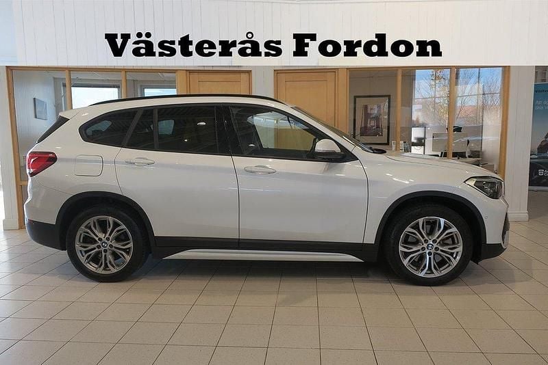 Vit Begagnad 2020 BMW X1 Sport Line SUV | 325 900 kr (Marknadspris) - Bild 1/4