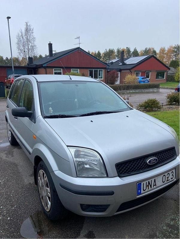 Silver Begagnad 2004 Ford Fusion Halvkombi | 15 500 kr (Marknadspris) - Bild 1/4