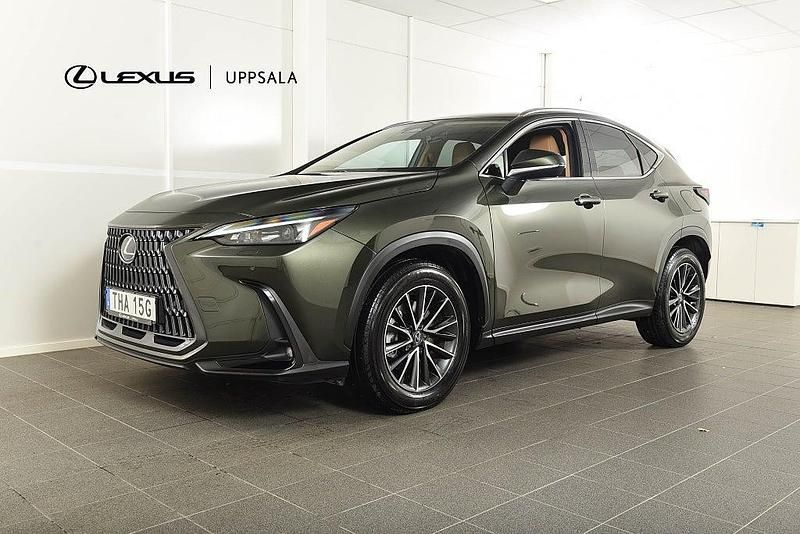Grön Begagnad 2024 Lexus NX450h+ Business Edition SUV | 579 900 kr (Marknadspris) - Bild 1/4
