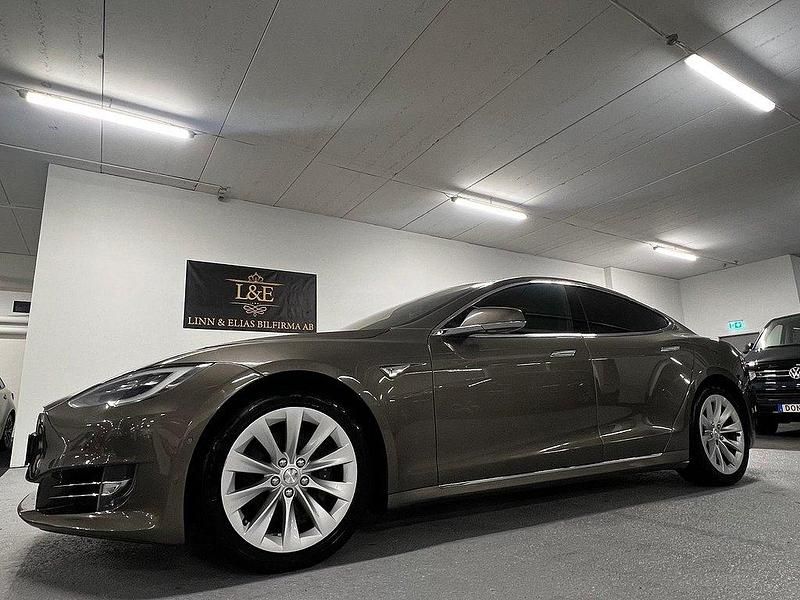 Grå Begagnad 2016 Tesla Model S Halvkombi | 299 900 kr (Lite dyr) - Bild 1/4