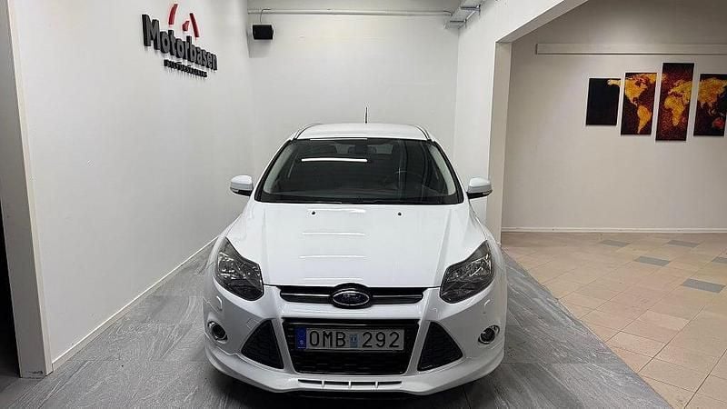 Begagnad Ford Focus Titanium 125 HK (91 kW) 2013 Vit Kombi