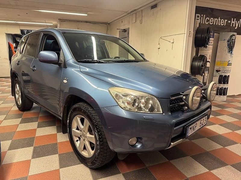 Blå Begagnad 2008 Toyota RAV4 SUV | 49 900 kr (Marknadspris) - Bild 1/4