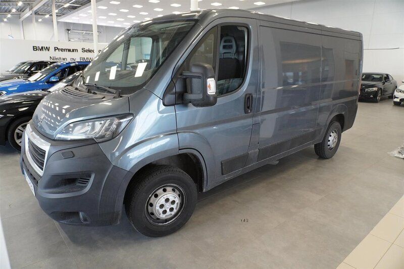 Mörkgrå (mgrå) Begagnad 2018 Peugeot Boxer Van | 140 000 kr (Superpris) - Bild 1/4