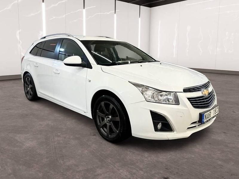 Vit Begagnad 2013 Chevrolet Cruze Kombi | 54 900 kr (Marknadspris) - Bild 1/4