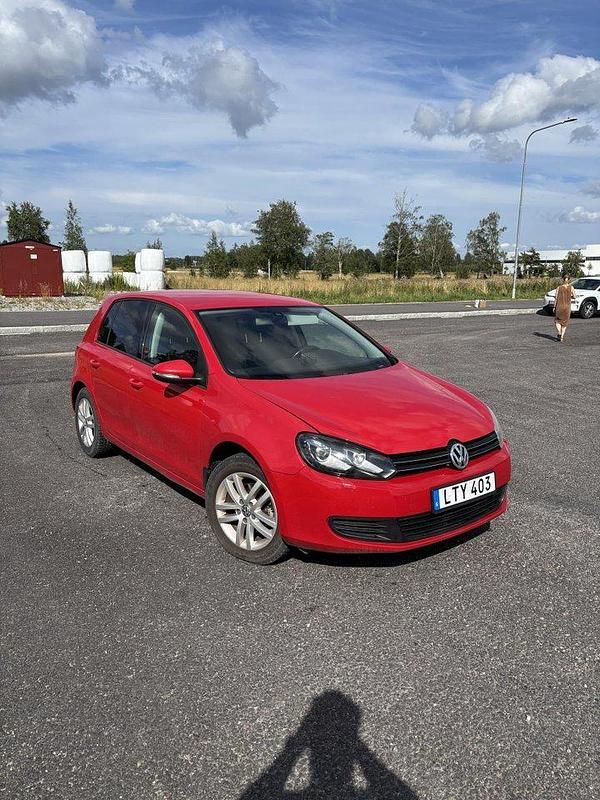 Röd Begagnad 2012 VW Golf VII Halvkombi | 62 000 kr (Marknadspris) - Bild 1/4