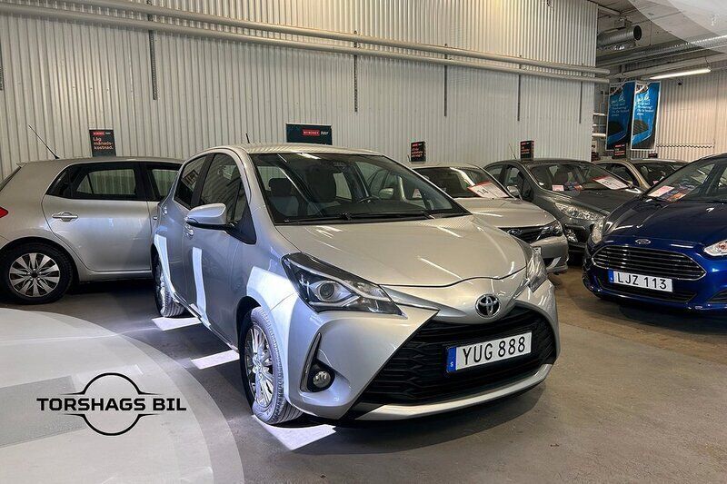 Silver Begagnad 2017 Toyota Yaris Active Halvkombi | 69 900 kr - Bild 1/4