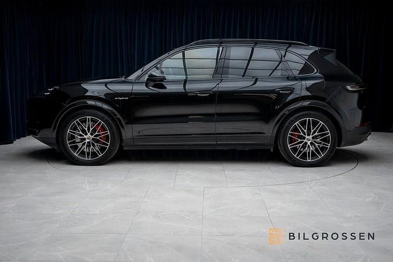 Begagnad Porsche Cayenne S E-Hybrid 520 HK (382 kW) 2024 Svart SUV