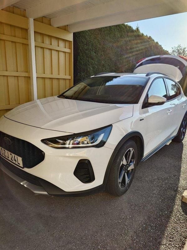 Vit Begagnad 2022 Ford Focus Halvkombi | 190 000 kr (Bra pris) - Bild 1/3