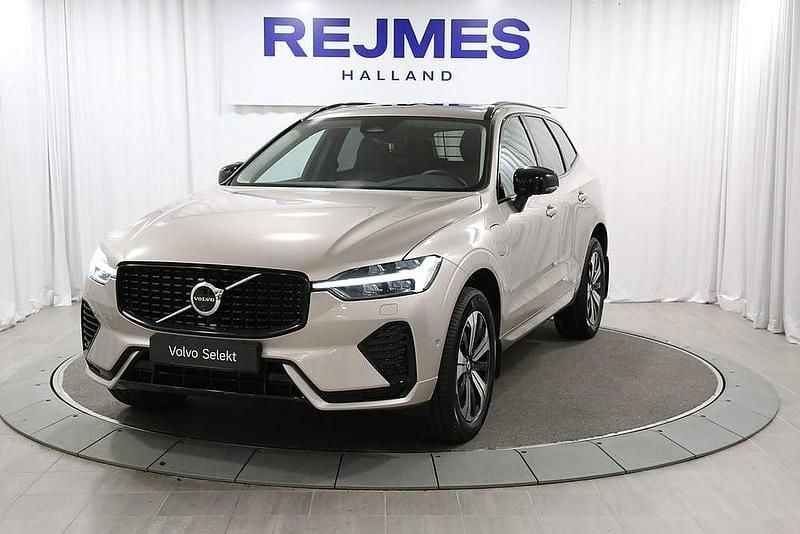 Ljusgrå Begagnad 2025 Volvo XC60 Plus SUV | 579 500 kr (Marknadspris) - Bild 1/4