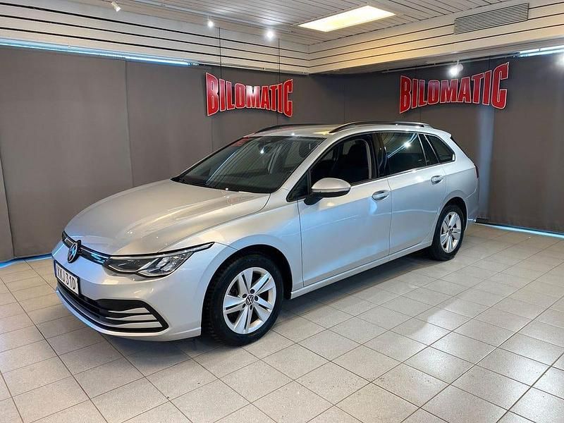 Silver Begagnad 2022 VW Golf VIII Sportline Kombi | 245 000 kr (Marknadspris) - Bild 1/4
