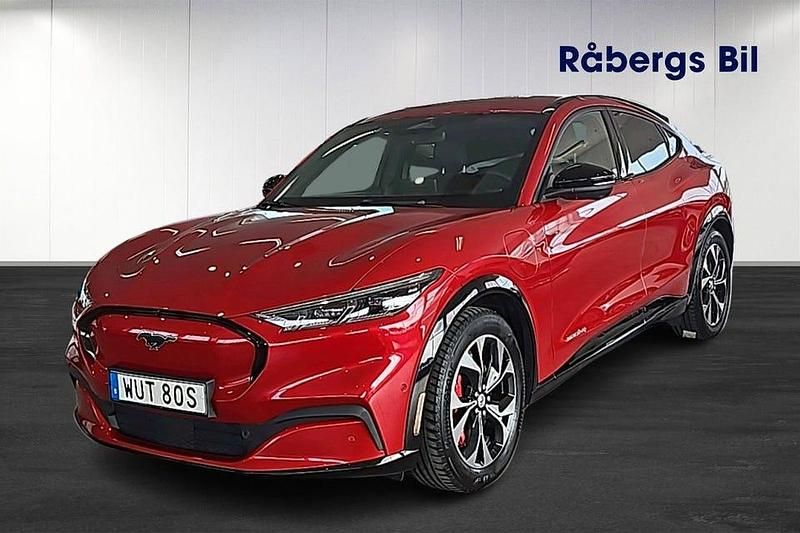 Röd (lucid red metallic) Begagnad 2021 Ford Mustang Mach-E SUV | 379 800 kr (Marknadspris) - Bild 1/4