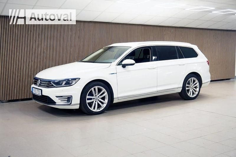 Vit Begagnad 2017 VW Passat GTE Kombi | 154 700 kr (Marknadspris) - Bild 1/4