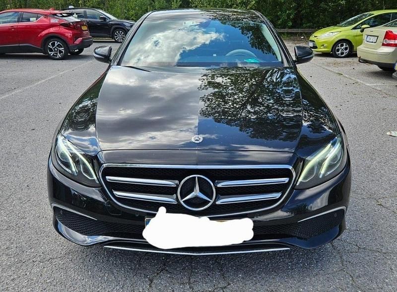 Svart Begagnad 2020 Mercedes E220 Sedan | 199 000 kr (Dyr) - Bild 1/4
