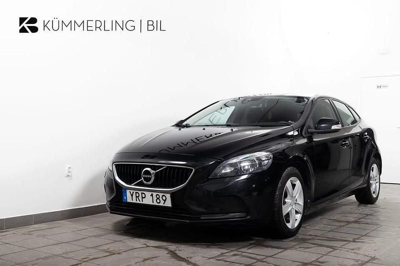 Svart Begagnad 2017 Volvo V40 Halvkombi | 129 900 kr (Marknadspris) - Bild 1/4