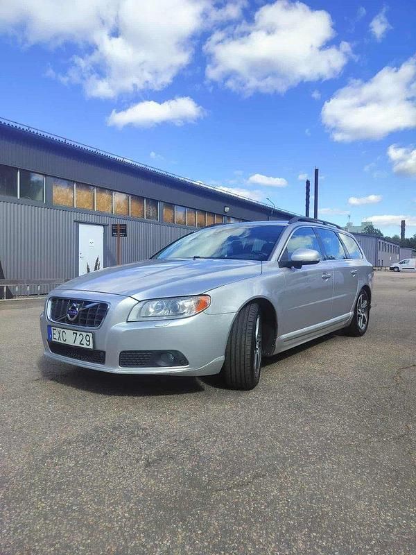 Grå Begagnad 2012 Volvo V70 Momentum Kombi | 65 500 kr (Lite dyr) - Bild 1/4