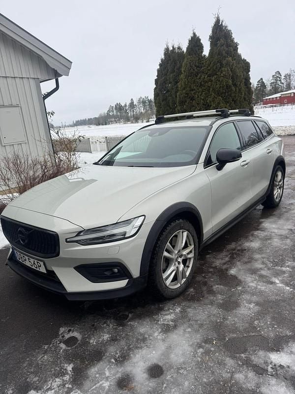 Begagnad 2021 Volvo V60 CC Kombi | 229 000 kr (Bra pris) - Bild 1/3