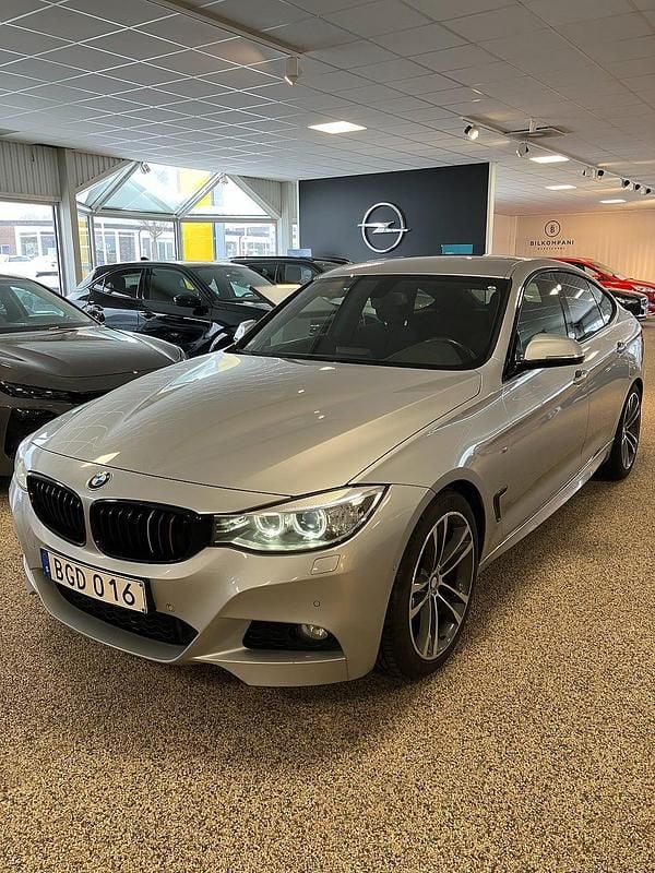 Silver Begagnad 2014 BMW 320 Gran Turismo M Sport Halvkombi | 129 900 kr (Marknadspris) - Bild 1/4