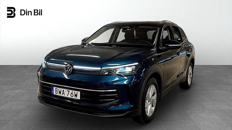 Mörkblå Begagnad 2024 VW Tiguan Edition SUV | 384 800 kr (Dyr) - Bild 1/4