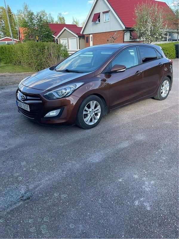 Brun Begagnad 2013 Hyundai i30 Sport Halvkombi | 40 000 kr (Bra pris) - Bild 1/4