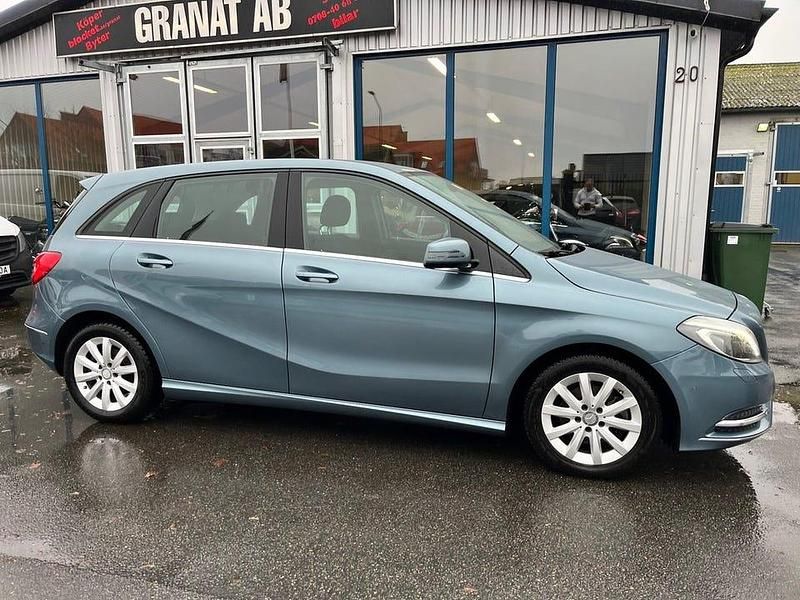 Begagnad Mercedes B200 136 HK (100 kW) 2014 Blå met Minibuss