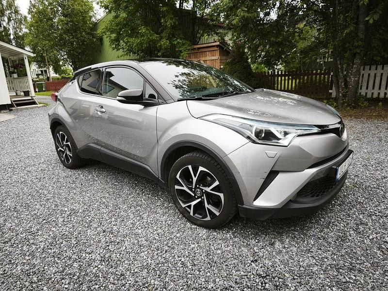 Grå Begagnad 2017 Toyota C-HR Multidrive S SUV | 163 000 kr (Marknadspris) - Bild 1/4