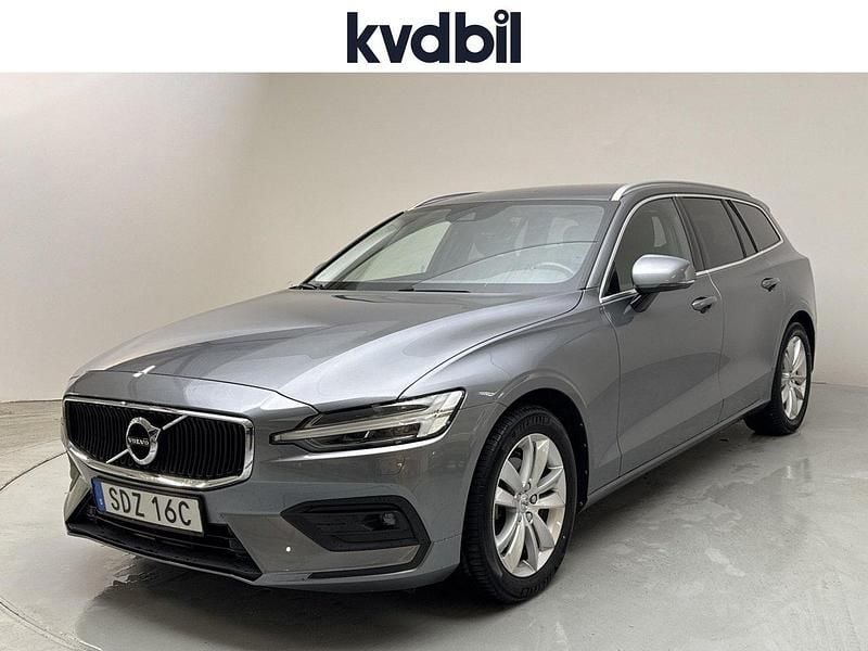 Grå (grå metallic) Begagnad 2021 Volvo V60 Momentum Kombi | 302 800 kr (Marknadspris) - Bild 1/3
