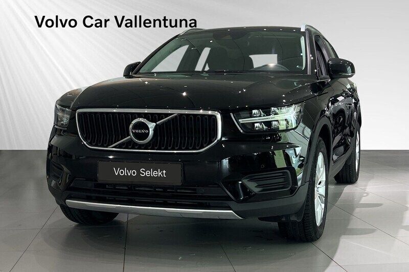 Svart Begagnad 2022 Volvo XC40 Momentum SUV | 299 900 kr (Superpris) - Bild 1/3