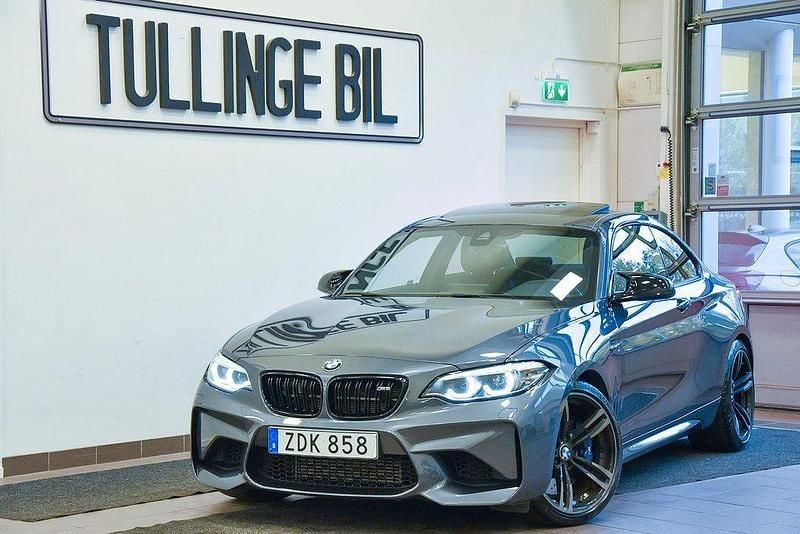 Grå Begagnad 2017 BMW M2 Sportkupé | 499 800 kr (Marknadspris) - Bild 1/4