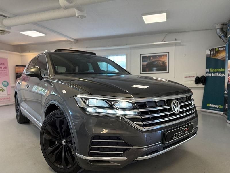 Grå Begagnad 2019 VW Touareg R-line SUV | 399 000 kr (Marknadspris) - Bild 1/4