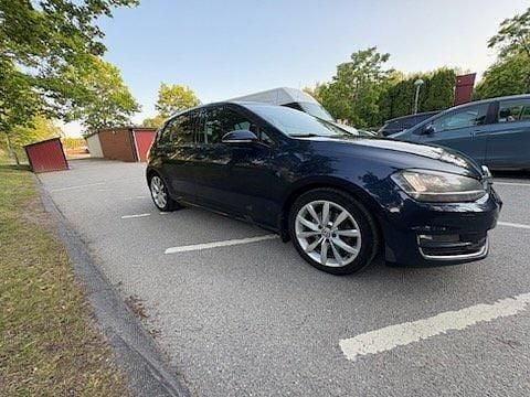 Blå Begagnad 2013 VW Golf VII Halvkombi | 105 000 kr (Marknadspris) - Bild 1/4
