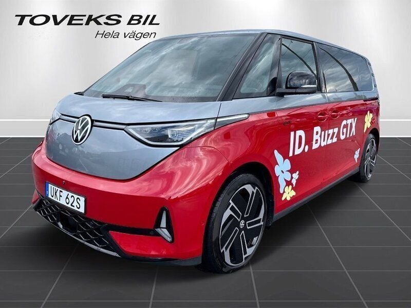 Flerfärgad (monosilver/körbärsröd) Begagnad 2025 VW ID. Buzz GTX Van | 799 000 kr - Bild 1/4