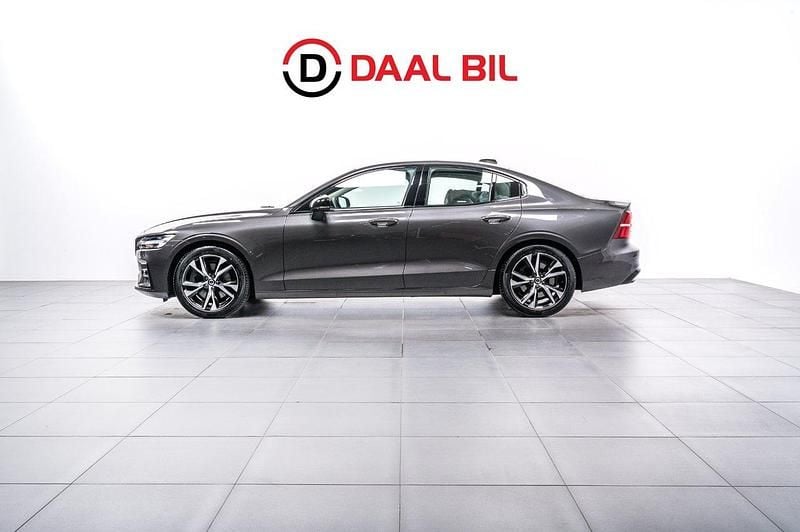 Grå Begagnad 2022 Volvo S60 Plus Sedan | 369 700 kr (Marknadspris) - Bild 1/4