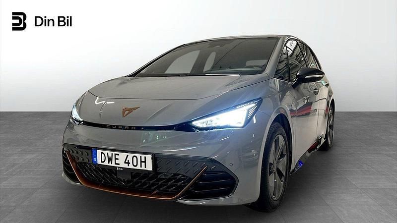 Ljusgrå (vapor grey) Begagnad 2023 Cupra Born e-Boost Halvkombi | 279 900 kr (Bra pris) - Bild 1/4