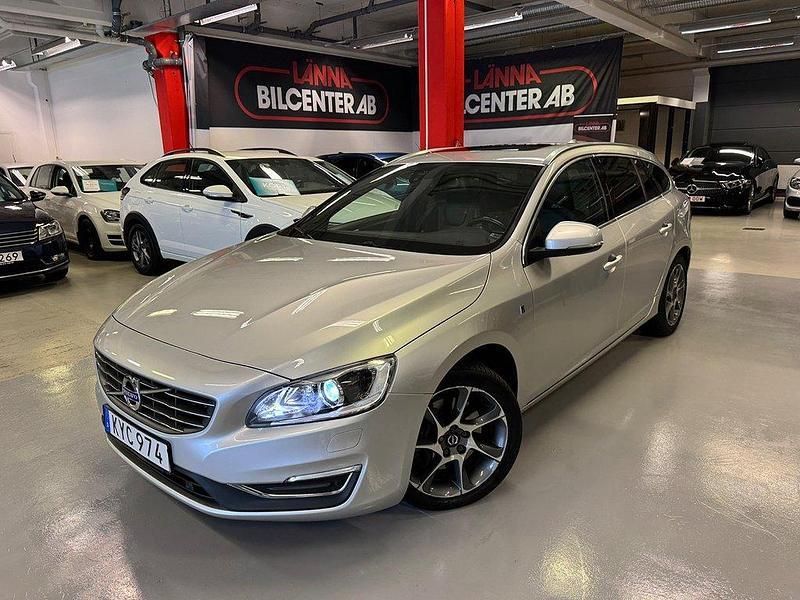Silver metallic Begagnad 2015 Volvo V60 Ocean Race Kombi | 129 000 kr (Marknadspris) - Bild 1/4