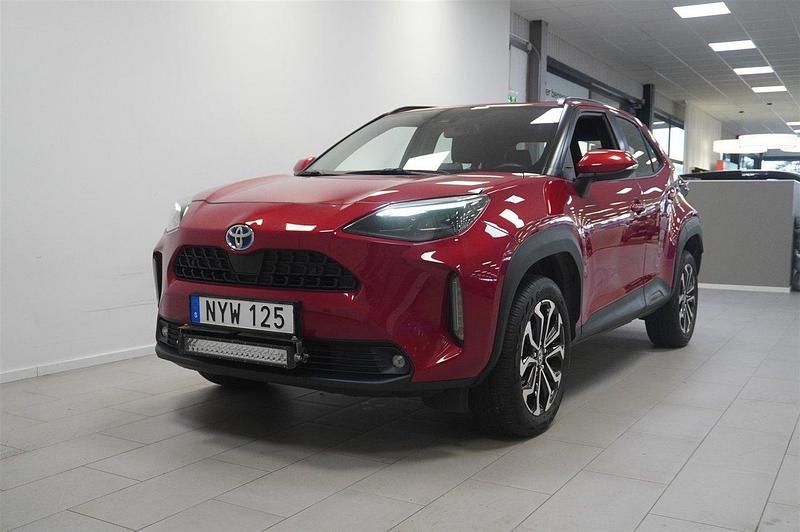 Röd Begagnad 2023 Toyota Yaris Hybrid Active SUV | 254 900 kr (Marknadspris) - Bild 1/4