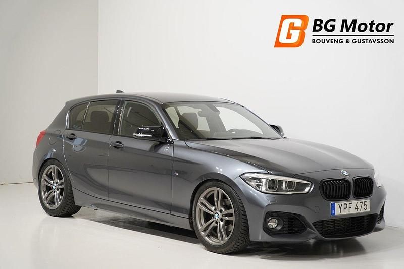 Grå Begagnad 2017 BMW 118 M Sport Halvkombi | 214 700 kr (Marknadspris) - Bild 1/4