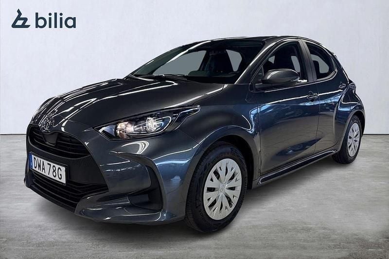 Mörkgrå (grå) Begagnad 2025 Toyota Yaris Hybrid Life Halvkombi | 239 900 kr (Bra pris) - Bild 1/3