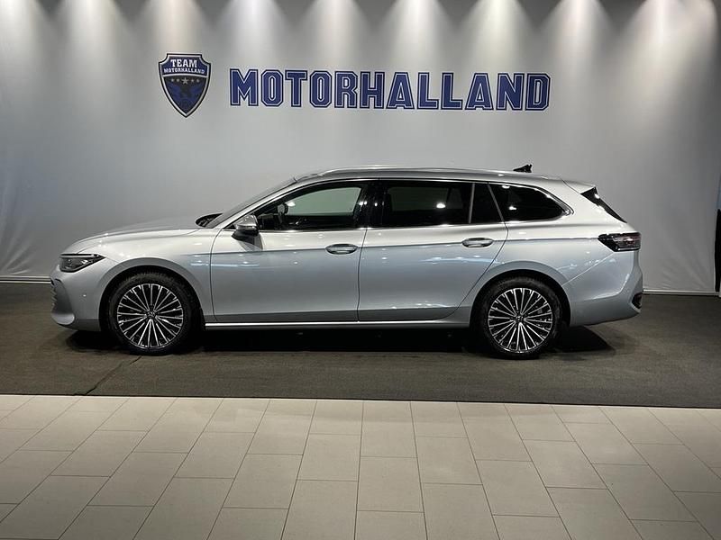 Silver Begagnad 2024 VW Passat Elegance Kombi | 349 900 kr (Marknadspris) - Bild 1/4