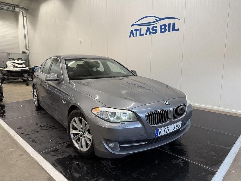 Grå Begagnad 2010 BMW 523 Sedan | 89 900 kr (Lite dyr) - Bild 1/4