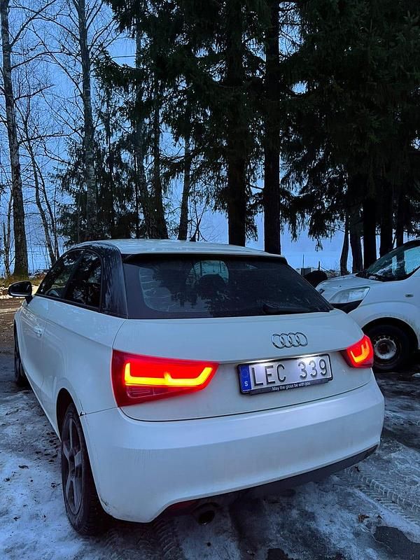 Begagnad Audi A1 105 HK (77 kW) 2011 Krämvit Halvkombi