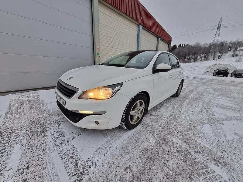 Begagnad Peugeot 308 Active 116 HK (85 kW) 2014 Whitepear Halvkombi