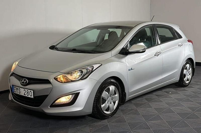 Begagnad Hyundai i30 112 HK (82 kW) 2013 Silver Halvkombi