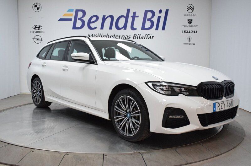 Vit Begagnad 2022 BMW 330e M Sport Kombi | 355 900 kr (Marknadspris) - Bild 1/3