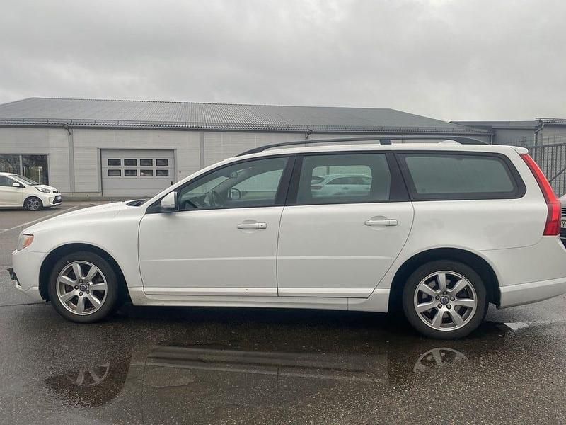Vit Begagnad 2013 Volvo V70 Kombi | 89 900 kr (Bra pris) - Bild 1/4