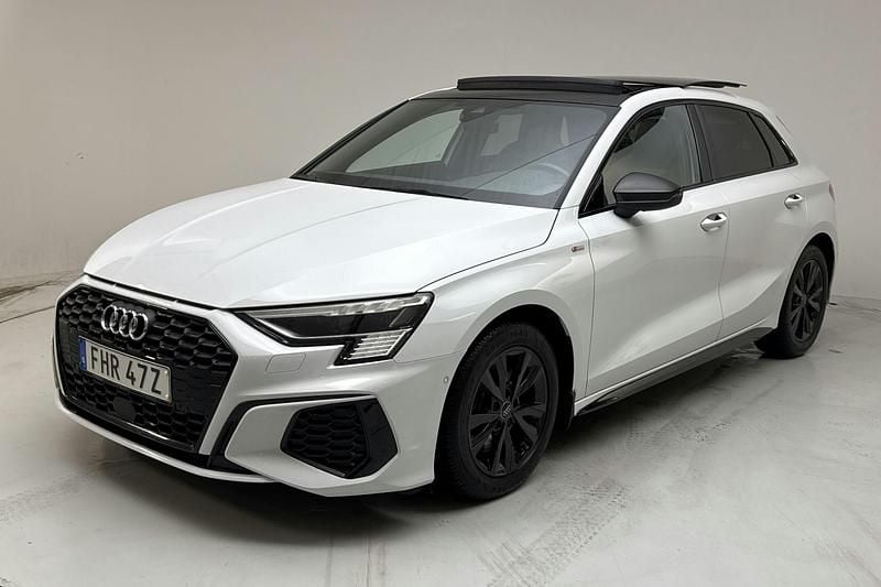 Vit Begagnad 2021 Audi A3 S-Line | 264 900 kr (Lite dyr) - Bild 1/4