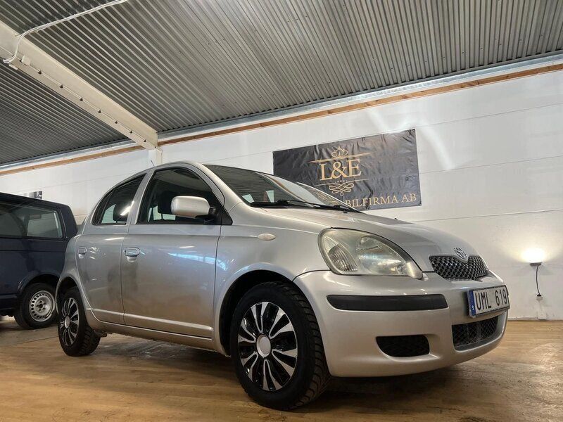 Silver Begagnad 2003 Toyota Yaris Halvkombi | 24 900 kr (Marknadspris) - Bild 1/4