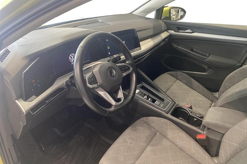 Begagnad VW Golf VII Life 151 HK (111 kW) 2021 Gul Halvkombi