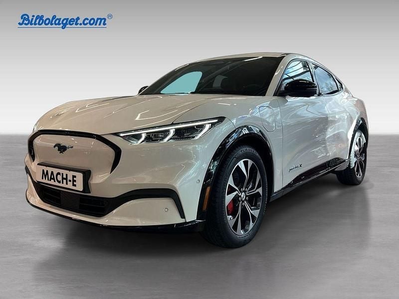 Vit Begagnad 2023 Ford Mustang Mach-E SUV | 519 000 kr (Dyr) - Bild 1/4
