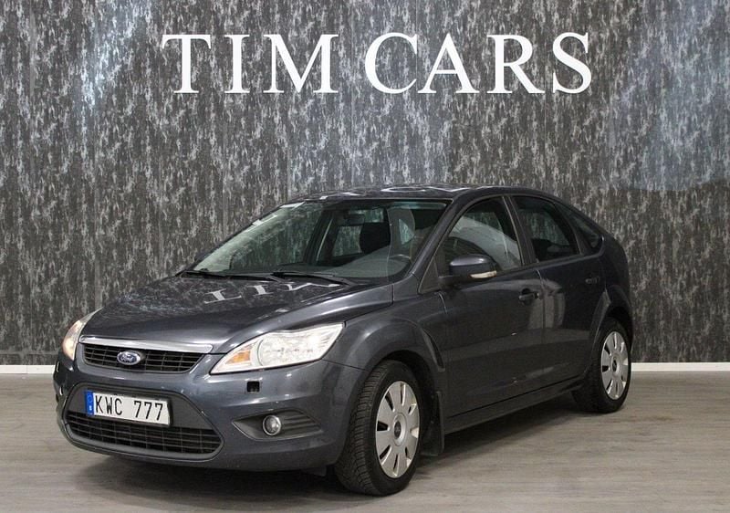 Grå Begagnad 2010 Ford Focus Platinum Halvkombi | 33 999 kr (Marknadspris) - Bild 1/4